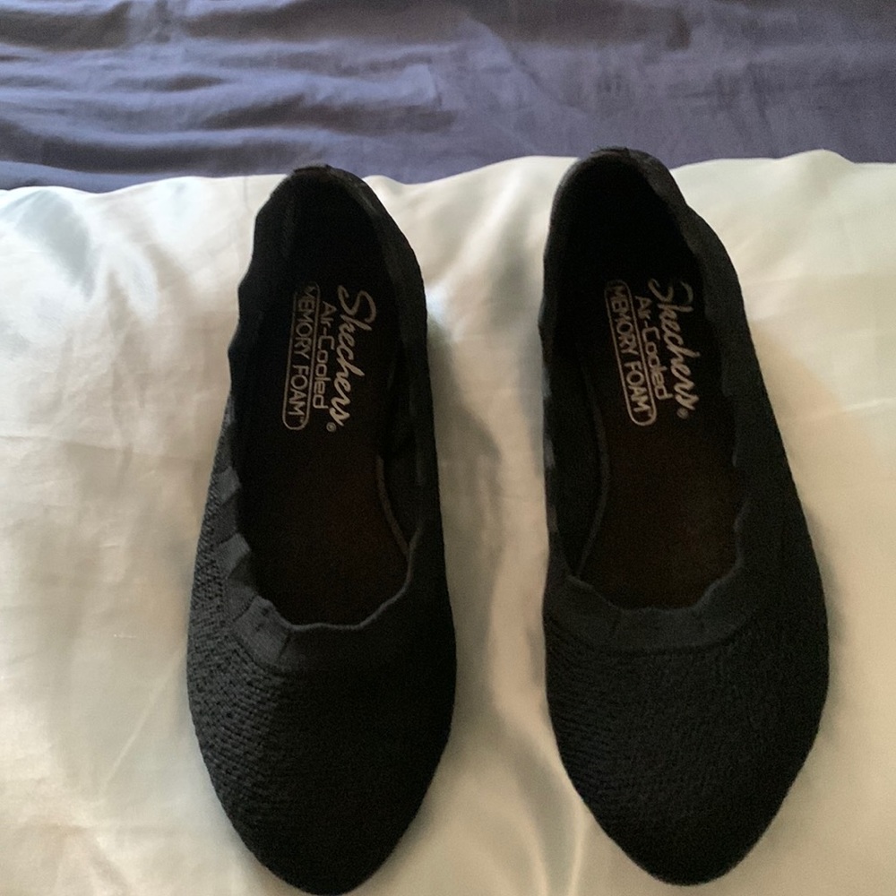 Cleos by Sketchers with memory foam
